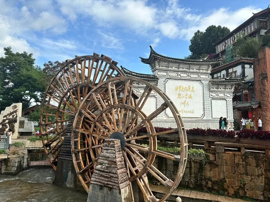 waterwheel-in-lion-hill-lijiang-jpg waterwheel-in-lion-hill-lijiang-jpg