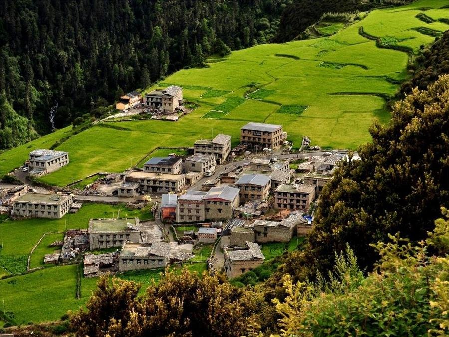 yading-village-in-yading-nature-reserve yading-village-in-yading-nature-reserve