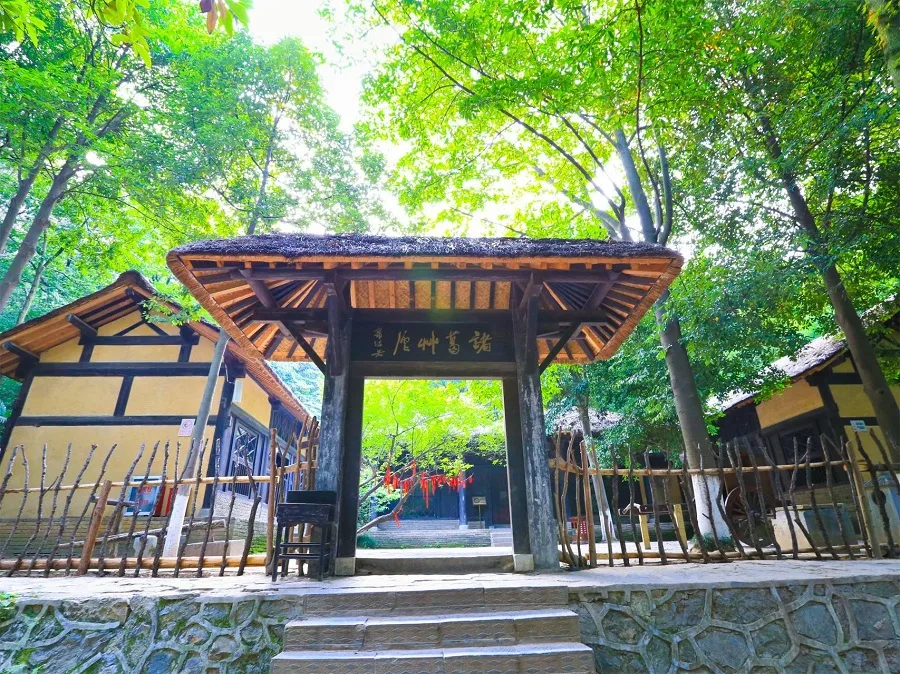 zhuge-grass-hut-in-ancient-longzhong-scenic-area-jpeg zhuge-grass-hut-in-ancient-longzhong-scenic-area-jpeg