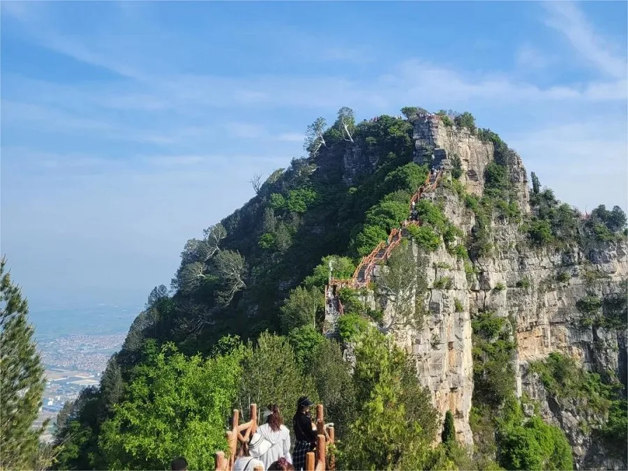 zijin-peak-in-shennong-mountain-jiaozuo-jpg zijin-peak-in-shennong-mountain-jiaozuo-jpg